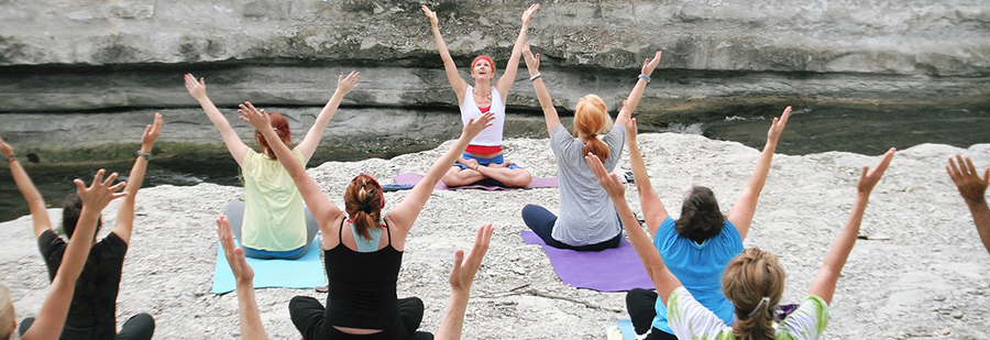 Gente haciendo yoga